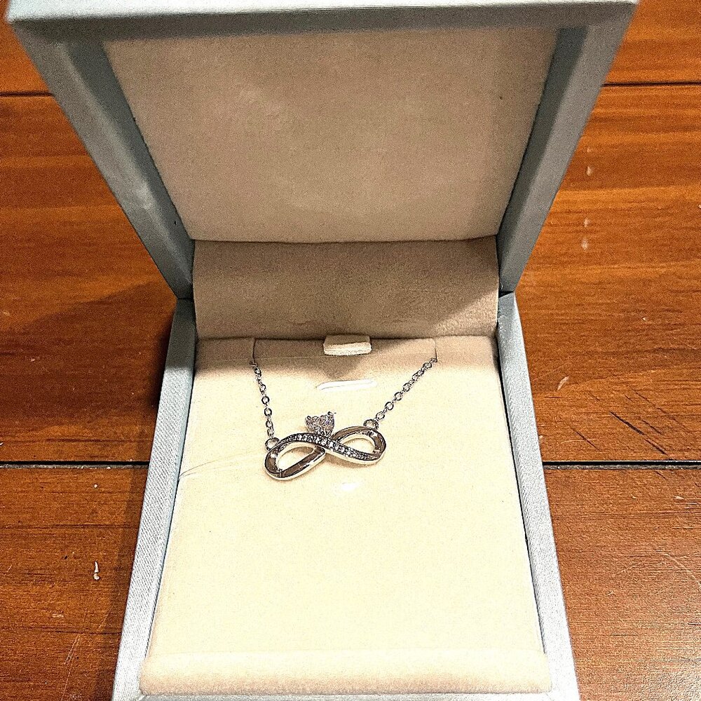 NEW PRAELINOS SILVER TONE INFINITY PENDANT NECKLACE